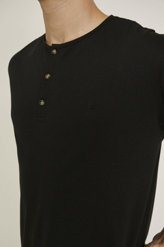 REMERA HENLEY NEGRO en internet