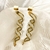 Brinco de Capim dourado espiral Branco Banhado em Ouro 18k