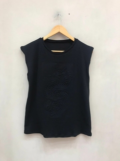 Musculosa Relieve Dragon - tienda online