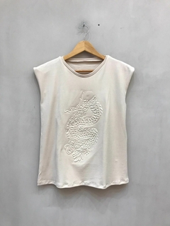 Musculosa Relieve Dragon - comprar online