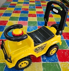Andarín jeep amarillo