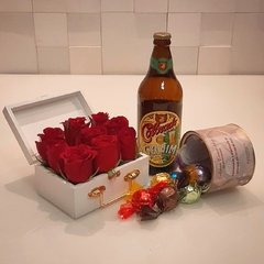 Baú de Rosas com Cerveja Colorado e Bombons