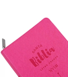 SANTA BIBLIA NVI LETRA GRANDE, TAMAÑO COMPACTO CON CIERRE – FUCSIA - comprar online