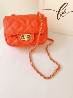 BOLSA CAROL EM MATELASSÊ LARANJA COM CORRENTE - comprar online