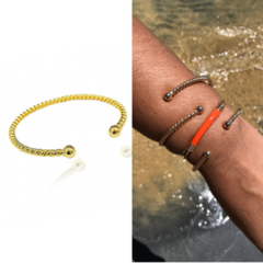 BRACELETE DOURADO TORCIDO COM ESFERAS EM SEMIJOIA - comprar online