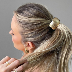 ELÁSTICO SCRUNCHIE MARTELADO DOURADO