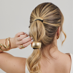 Imagem do ELÁSTICO SCRUNCHIE MARTELADO DOURADO