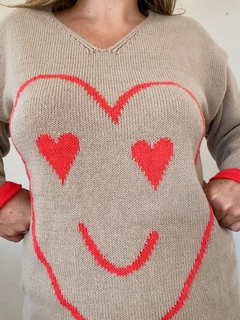 sweater beige con cara de corazón en internet