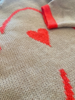 sweater beige con cara de corazón - tienda online