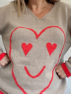 sweater beige con cara de corazón - comprar online