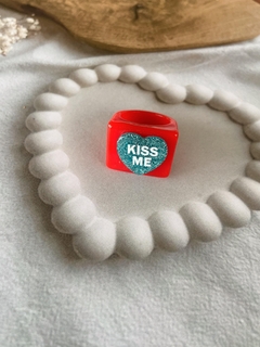 Anillo acrílico “kiss me” - Vero Hogarte