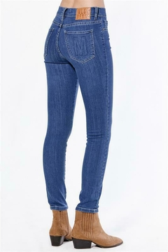 JEANS POCKET MEMORY AZUL GASTADO en internet