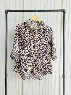 CAMISA ANIMAL PRINT.