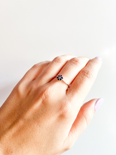 Anillo de oro blanco con cubic azul en flor