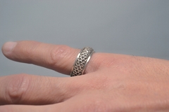 Anillo con textura de escamas en internet