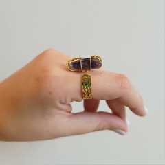 Anillos dorados con piedra en bruto