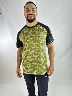 REMERA DEPORTIVA CAMUFLADA GRIS