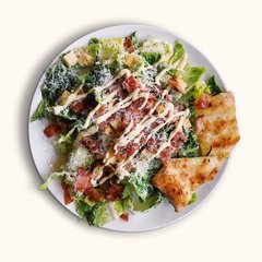 Salada de verduras, bacon e queijo