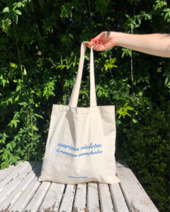 TOTE - Sonrisas violetas & remeras manchadas en internet