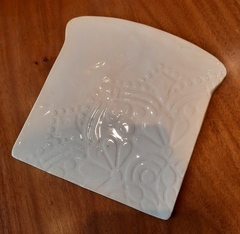 Tablita color crudo con dibujo en relieve - Chirola cool things