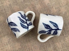 Taza color crudo con dibujos en azul marino - comprar online