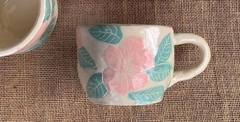 Taza con flores rosas y hojas verdes - comprar online
