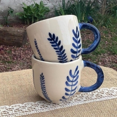 Taza bombe color crudo con dibujos + asa azul eléctrico - comprar online