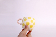 Taza redonda con pompones y asa de color - comprar online