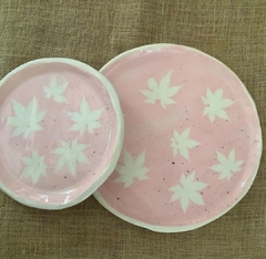 Juego de platos color rosa con hojas