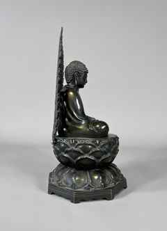 Escultura Buda en bronce empavonado con coronamiento en internet