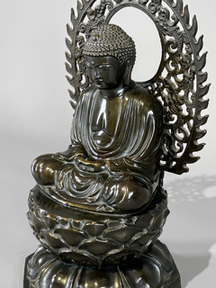 Imagen de Escultura Buda en bronce empavonado con coronamiento