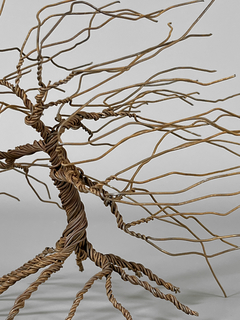 Escultura de árbol en alambre color oxido diseño de Jesús Lillo en internet