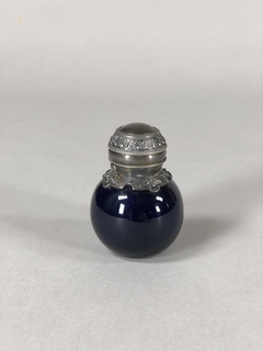 Perfumero azul con tapa de bronce