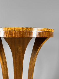 Mesa Art-Deco enchapada en maple con basamento en raiz - tienda online
