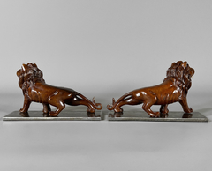 Esculturas de leones en madera tallada y base de hierro - Mayflower