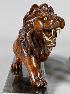 Esculturas de leones en madera tallada y base de hierro - comprar online
