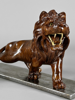 Esculturas de leones en madera tallada y base de hierro en internet