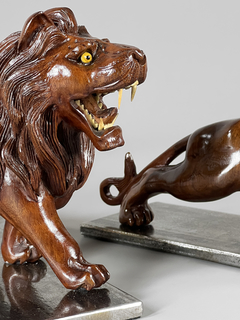 Esculturas de leones en madera tallada y base de hierro - Mayflower