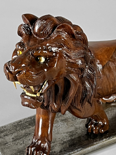 Esculturas de leones en madera tallada y base de hierro - tienda online