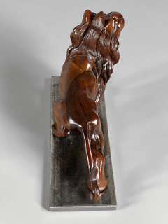 Imagen de Esculturas de leones en madera tallada y base de hierro