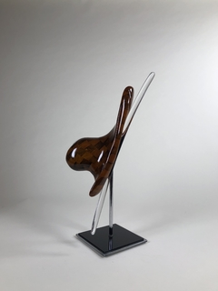 Escultura en madera, acrílico y hierro.