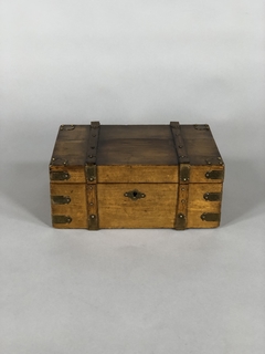 Caja de madera con aplicaciones en bronce
