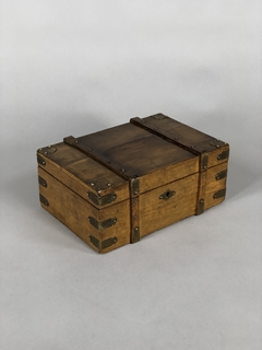 Caja de madera con aplicaciones en bronce - comprar online