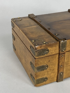 Caja de madera con aplicaciones en bronce en internet