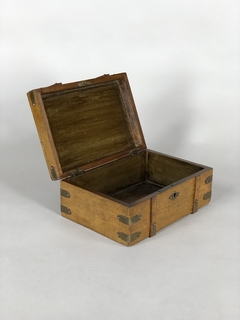 Caja de madera con aplicaciones en bronce - tienda online