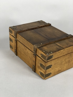 Imagen de Caja de madera con aplicaciones en bronce