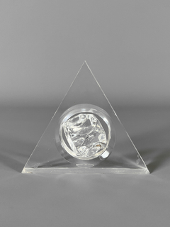 Escultura de acrílico triángulo con esfera