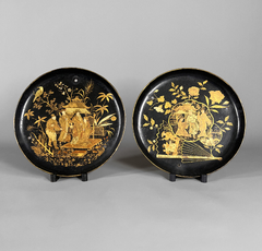 Plato chino negro en papel mache con motivos costumbristas en dorado