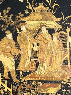 Plato chino negro en papel mache con motivos costumbristas en dorado - Mayflower