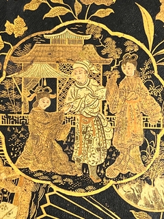 Imagen de Plato chino negro en papel mache con motivos costumbristas en dorado